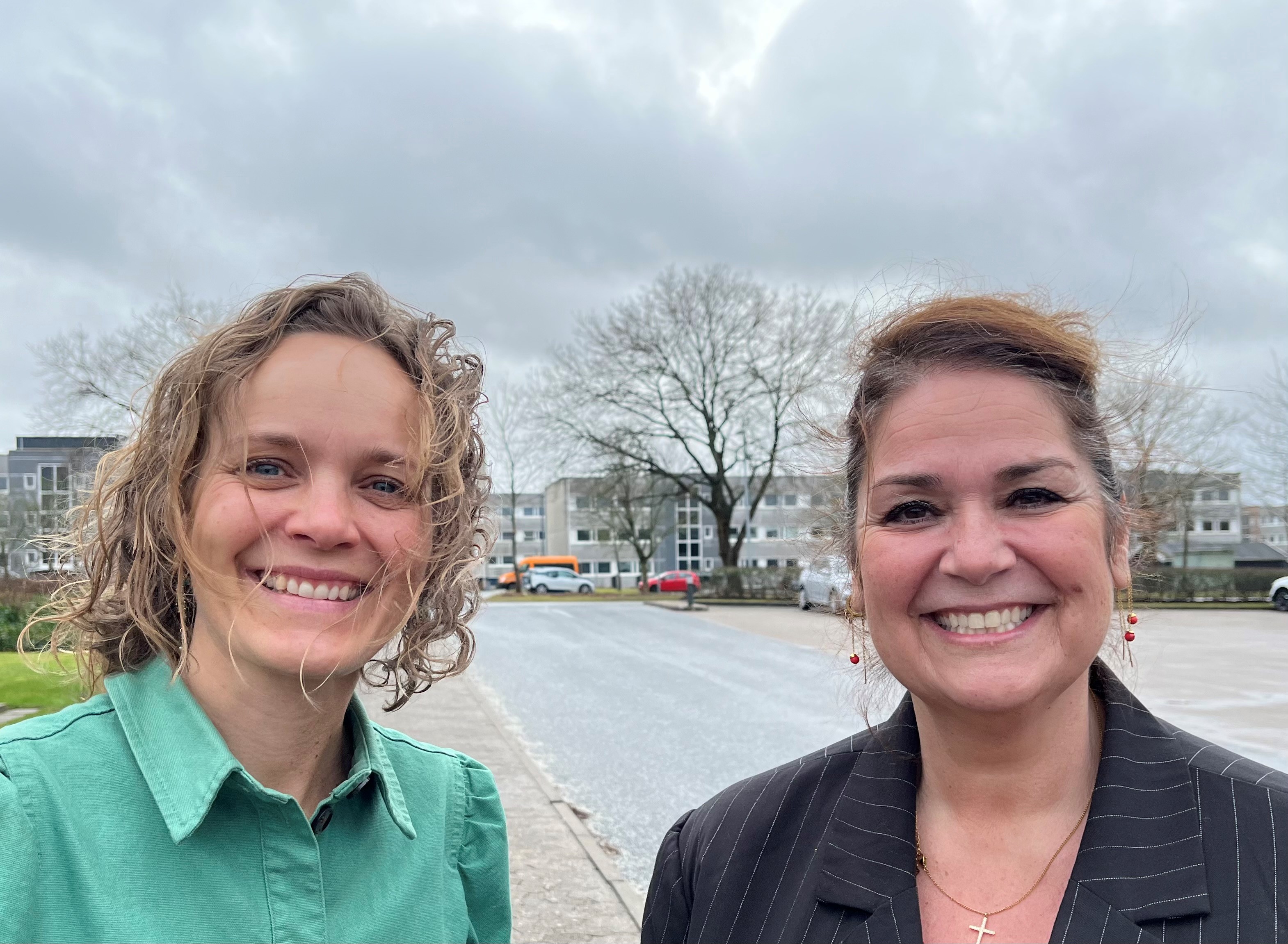 Sofie Fiil Hjort (tv) og Diana Masud (th) foran Houlkærvænget i Viborg.